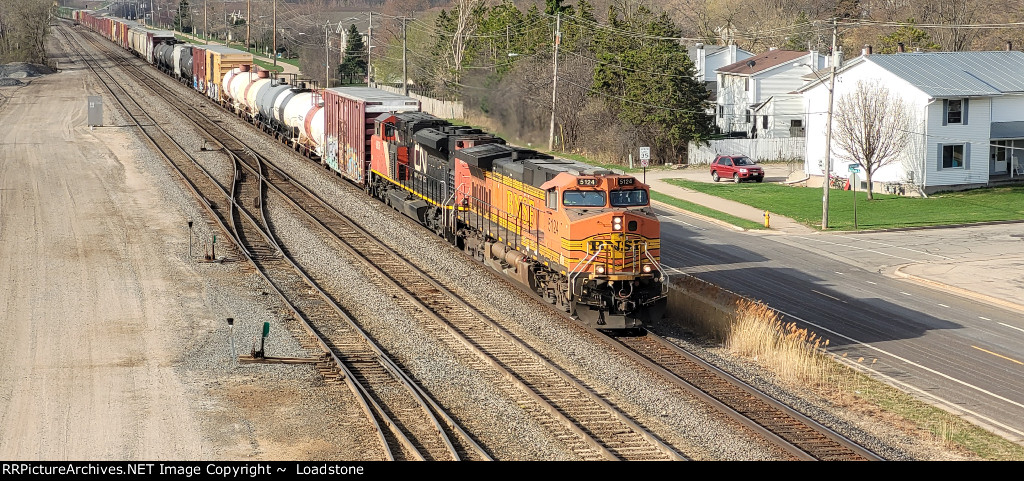 BNSF 5124 CN 8836